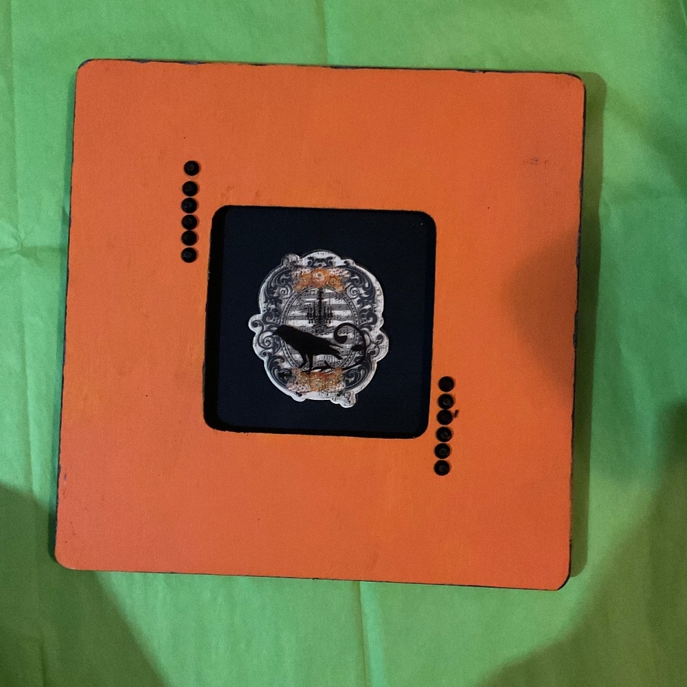 An 8x8 Halloween plaque. H110